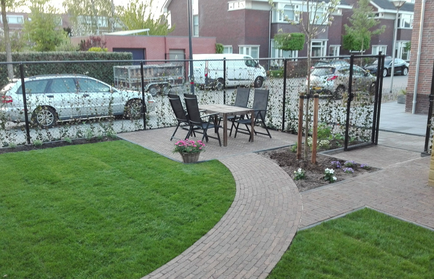 Aangelegde tuin met beplanting en bestrating